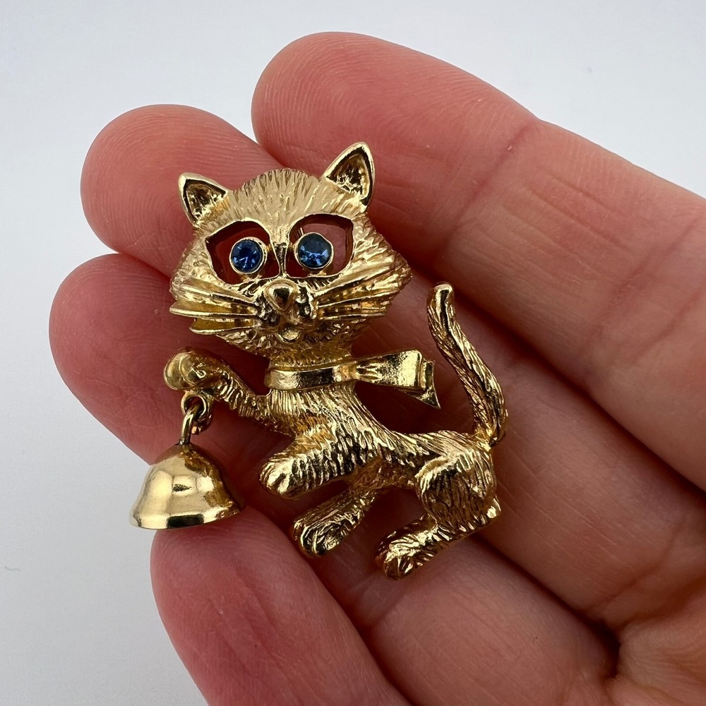 Avon Gold‎ Tone Cat Brooch Pin Blue Rhinestone Eyes Bell 1974 1.5" Vintage